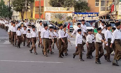 Indore : 30 हजार से अधिक युवा स्वयंसेवकों ने पथ संचलन निकाला Indore : 30 हजार से अधिक युवा स्वयंसेवकों ने पथ संचलन निकाला