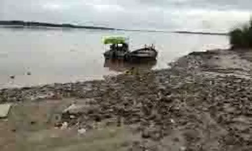 Bihar: गंगा का जलस्तर गिरने और घाटों पर कीचड़ के कारण सफाई में दिक्कत Bihar: गंगा का जलस्तर गिरने और घाटों पर कीचड़ के कारण सफाई में दिक्कत