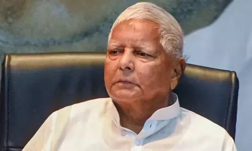 लालू यादव व्हील चेयर पर पहुंचे राउज एवेन्यू कोर्ट लालू यादव व्हील चेयर पर पहुंचे राउज एवेन्यू कोर्ट