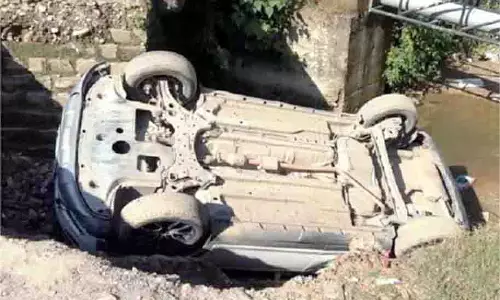 Mandi : टूटे पुल को पार करते समय कार पलट कर खड्ड में गिरी