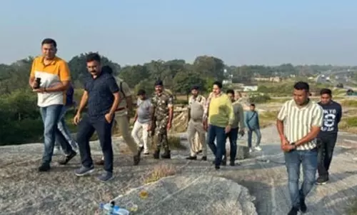 पुलिस के साथ मुठभेड़ में एक अपराधी घायल, दो अन्य गिरफ्तार, कई हथियार बरामद