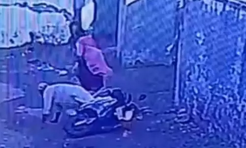 Kathua: कठुआ में पर्स छीनने की घटना का वीडियो, सुरक्षा व्यवस्था पर प्रश्नचिह्न Kathua: कठुआ में पर्स छीनने की घटना का वीडियो, सुरक्षा व्यवस्था पर प्रश्नचिह्न