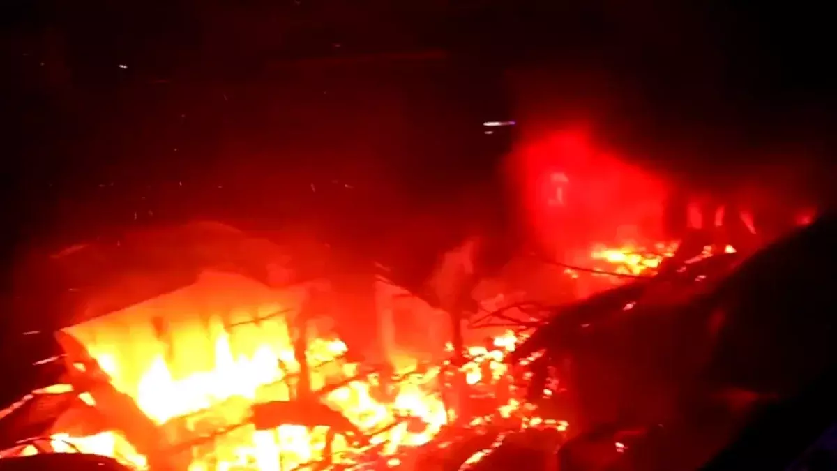 Mumbai: वर्ली में आग की घटना, इमारत में मची भगदड़ Mumbai: वर्ली में आग की घटना, इमारत में मची भगदड़