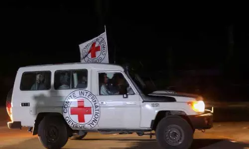 Hamas की रिहाई से पहले गाजा पहुंचे रेड क्रॉस वाहन, 20 बंधकों के नाम जारी