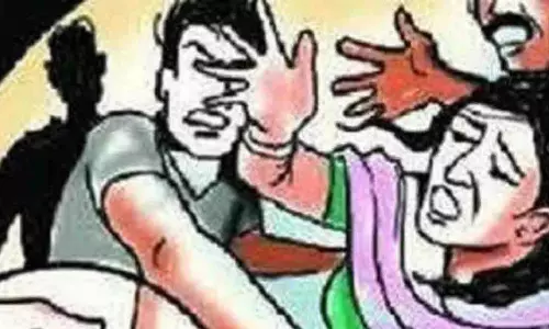 Sidhi: सरकारी जमीन पर झोपड़ी बनाने पर आदिवासी महिला की बेरहमी से पिटाई Sidhi: सरकारी जमीन पर झोपड़ी बनाने पर आदिवासी महिला की बेरहमी से पिटाई