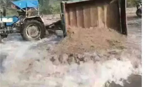 Singrauli: खनिज विभाग को देख ट्रैक्टर चालक भागे, ट्रॉली पलटी, 5 वाहन जब्त Singrauli: खनिज विभाग को देख ट्रैक्टर चालक भागे, ट्रॉली पलटी, 5 वाहन जब्त