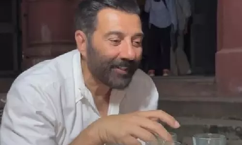 Sunny Deol ने समोसे का लुत्फ उठाते हुए कहा — स्वस्थ रहो, सही खाओ Sunny Deol ने समोसे का लुत्फ उठाते हुए कहा — स्वस्थ रहो, सही खाओ