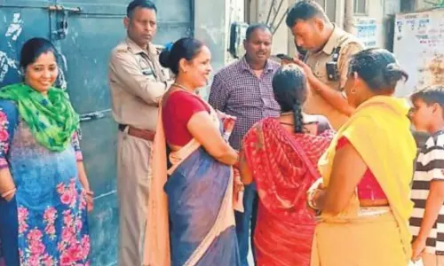 Bareilly: जबरन साबुन देने पर कार्डधारकों ने दिखाई नाराजगी, पुलिस बुलवाई