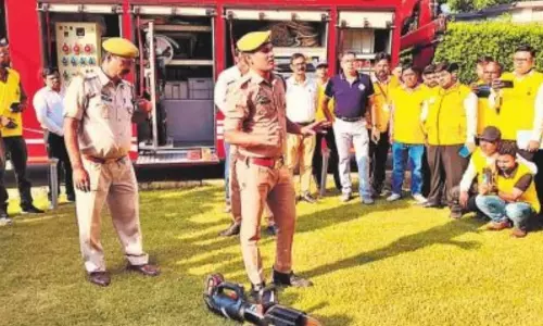 Bareilly: ट्रेन दुर्घटना में फंसे लोगों को बचाने हेतु स्वयंसेवकों को प्रशिक्षण Bareilly: ट्रेन दुर्घटना में फंसे लोगों को बचाने हेतु स्वयंसेवकों को प्रशिक्षण