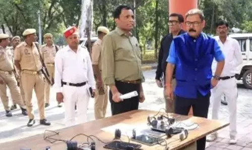 Bareilly: डीएम ने परीक्षा केंद्रों में की व्यवस्थाओं की जांच