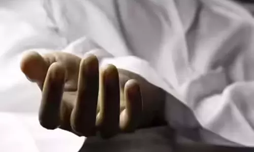 अधिकारी की लाश खेत में मिली, करंट से मौत की आशंका