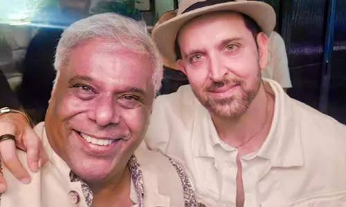 Ashish Vidyarthi ने 25 साल बाद ऋतिक रोशन से मुलाकात की, इसे एक खास शाम बताया Ashish Vidyarthi ने 25 साल बाद ऋतिक रोशन से मुलाकात की, इसे एक खास शाम बताया