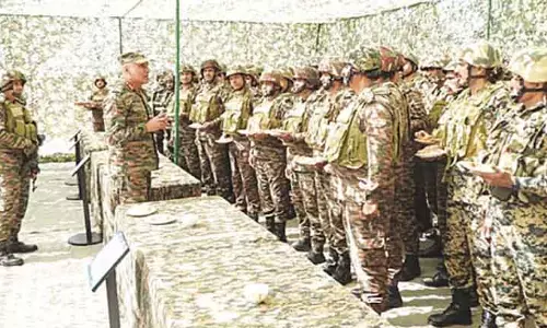 उत्तरी सेना कमांडर ने Rajouri में सैनिकों की परिचालन तैयारियों की समीक्षा की