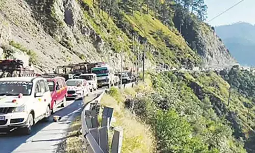 श्रीनगर-जम्मू राष्ट्रीय राजमार्ग एकतरफा यातायात के लिए खुला श्रीनगर-जम्मू राष्ट्रीय राजमार्ग एकतरफा यातायात के लिए खुला