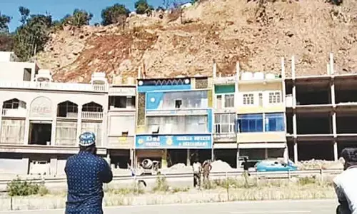 Ramban  राष्ट्रीय राजमार्ग पर समरोली में भूस्खलन से दुकानों और घरों को नुकसान