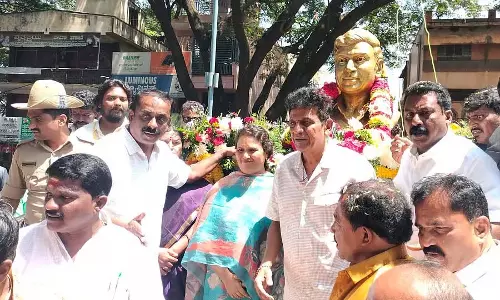 Doddaballapura : डॉ. राज की कांस्य प्रतिमा का अनावरण, शिवन्ना ने किया प्रशंसकों का मनोरंजन Doddaballapura : डॉ. राज की कांस्य प्रतिमा का अनावरण, शिवन्ना ने किया प्रशंसकों का मनोरंजन