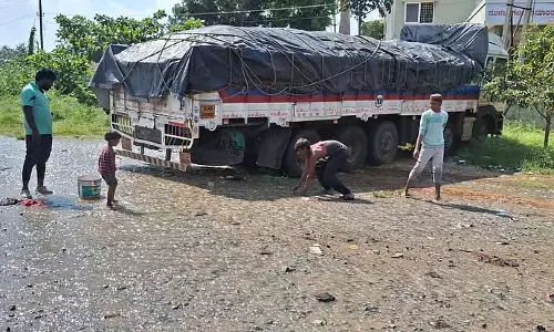 Mulabagilu : सड़क पर बह रही झील के पानी में मछली पकड़ने वाले लोग