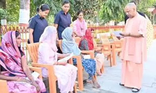 Lucknow: जनता दर्शन में सीएम योगी ने लिया लोगों के मुद्दों का संज्ञान Lucknow: जनता दर्शन में सीएम योगी ने लिया लोगों के मुद्दों का संज्ञान