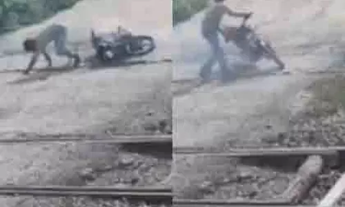 Noida: बाइक फंसी रेलवे ट्रैक पर, निकालने के प्रयास में हुआ दर्दनाक हादसा Noida: बाइक फंसी रेलवे ट्रैक पर, निकालने के प्रयास में हुआ दर्दनाक हादसा