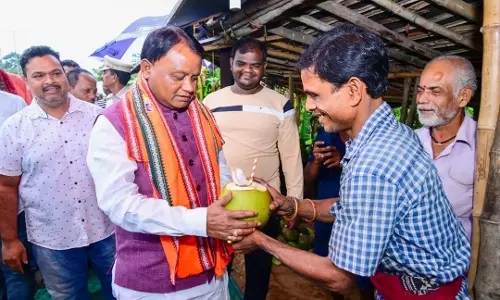 पुरी दौरे के दौरान CM ने नारियल का स्वाद लिया, विक्रेता से बातचीत की पुरी दौरे के दौरान CM ने नारियल का स्वाद लिया, विक्रेता से बातचीत की