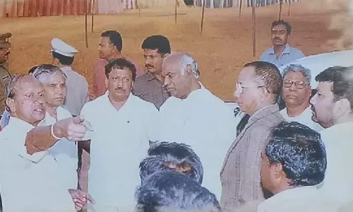 Bengaluru: मल्लिकार्जुन खड़गे RSS कार्यक्रम में, प्रियांक ने बयान का बचाव किया Bengaluru: मल्लिकार्जुन खड़गे RSS कार्यक्रम में, प्रियांक ने बयान का बचाव किया