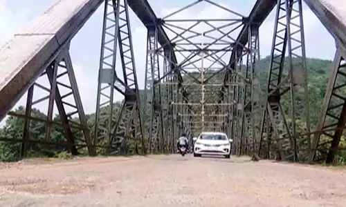 Odisha: सदियों पुराना पुल अब खतरे की घंटी, आवाजाही बनी जोखिम भरी Odisha: सदियों पुराना पुल अब खतरे की घंटी, आवाजाही बनी जोखिम भरी