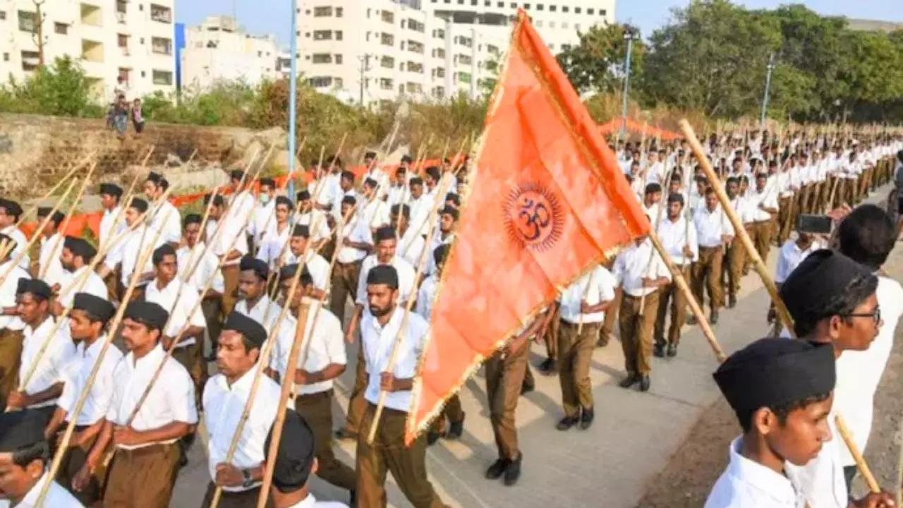 Bengaluru: कर्नाटक में RSS बैन पर उठी राजनीतिक बहस Bengaluru: कर्नाटक में RSS बैन पर उठी राजनीतिक बहस