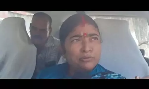 Odisha : महिला आयोग की टीम सामूहिक बलात्कार पीड़िता से मिलने बंगाल के दुर्गापुर पहुंची Odisha : महिला आयोग की टीम सामूहिक बलात्कार पीड़िता से मिलने बंगाल के दुर्गापुर पहुंची