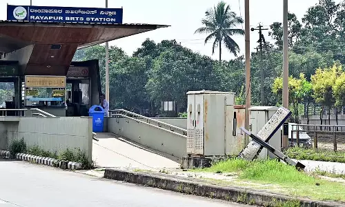 Hubli : बीआरटीएस स्टेशन बदहाल है Hubli : बीआरटीएस स्टेशन बदहाल है