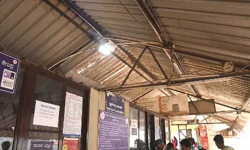 रखरखाव का अभाव; जीर्ण-शीर्ण चिगारी बस स्टैंड रखरखाव का अभाव; जीर्ण-शीर्ण चिगारी बस स्टैंड