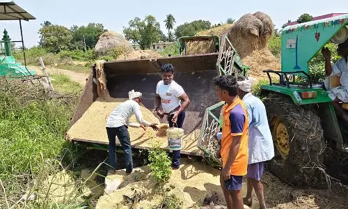 Karnataka : जर्जर सड़क पर चल रही एक ट्रैक्टर-ट्रॉली अचानक फंस गई