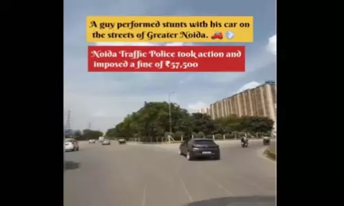 Noida में एक व्यक्ति ने व्यस्त सड़क के बीचों-बीच खतरनाक कार स्टंट किया