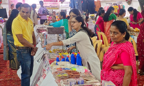 महिला स्वयं सहायता समूहों द्वारा बनाए गए उत्पादों को प्रदर्शित करने के लिए दिवाली बचत बाजार का आयोजन किया महिला स्वयं सहायता समूहों द्वारा बनाए गए उत्पादों को प्रदर्शित करने के लिए दिवाली बचत बाजार का आयोजन किया