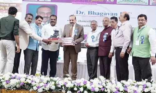आयुर्वेद उपचार की एक संपूर्ण प्रणाली है: Bhagwan आयुर्वेद उपचार की एक संपूर्ण प्रणाली है: Bhagwan