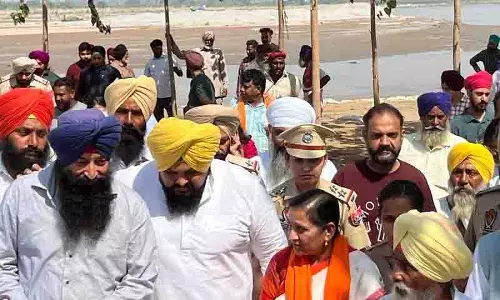 Ludhiana: केंद्रीय मंत्री ने जिले के बाढ़ प्रभावित गांवों का दौरा किया Ludhiana: केंद्रीय मंत्री ने जिले के बाढ़ प्रभावित गांवों का दौरा किया