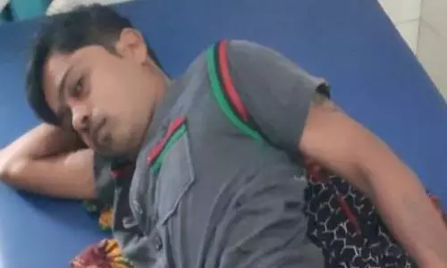 कूल्हे में घुसा शराब बोतल का कांच, पीड़ित युवक ने थाना प्रभारी पर लगाया गंभीर आरोप कूल्हे में घुसा शराब बोतल का कांच, पीड़ित युवक ने थाना प्रभारी पर लगाया गंभीर आरोप