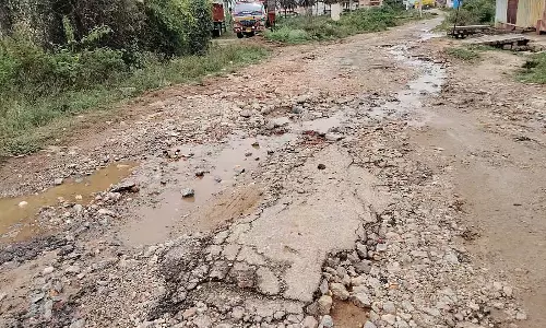 Javagal : बारिश से सड़क बह गई Javagal : बारिश से सड़क बह गई