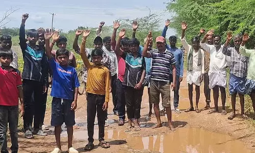 Santhemarhalli : सड़क निर्माण की मांग को लेकर ग्रामीणों का प्रदर्शन