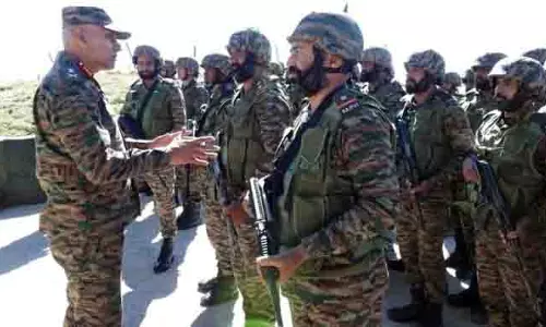 JAMMU: सेना कमांडर ने राजौरी का दौरा किया