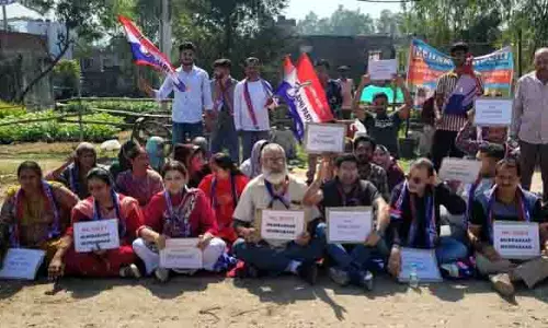 अपनी पार्टी ने Sidhra-Panjtirthi Road की तत्काल बहाली की मांग को लेकर प्रदर्शन किया