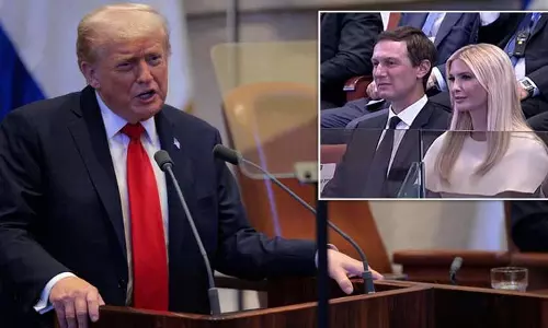 Trump ने नेसेट शांति भाषण के दौरान इवांका और कुशनर का मज़ाक उड़ाया Trump ने नेसेट शांति भाषण के दौरान इवांका और कुशनर का मज़ाक उड़ाया