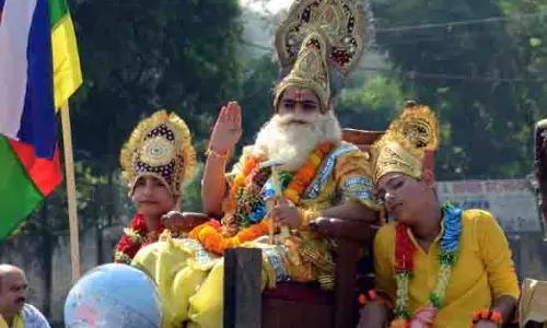 JAMMU: भगवान विश्वकर्मा की भव्य शोभा यात्रा निकाली गई JAMMU: भगवान विश्वकर्मा की भव्य शोभा यात्रा निकाली गई