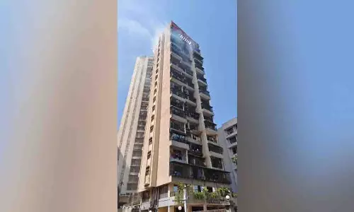 Kharghar की ऊंची इमारत में बिजली के डक्ट में शॉर्ट सर्किट से आग लग गई Kharghar की ऊंची इमारत में बिजली के डक्ट में शॉर्ट सर्किट से आग लग गई
