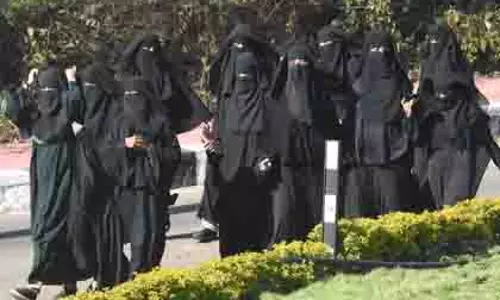 Kerala: कोच्चि के स्कूल में हिजाब विवाद छिड़ा Kerala: कोच्चि के स्कूल में हिजाब विवाद छिड़ा