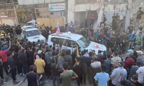 Gaza से 13 बंधकों का दूसरा समूह रिहा, 7 बंधक इजरायल में अपने परिवारों से मिले