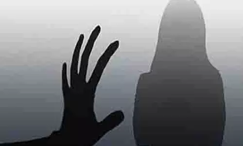 Karnataka: चिक्काबल्लापुर में महिला से सामूहिक बलात्कार, दो गिरफ्तार Karnataka: चिक्काबल्लापुर में महिला से सामूहिक बलात्कार, दो गिरफ्तार