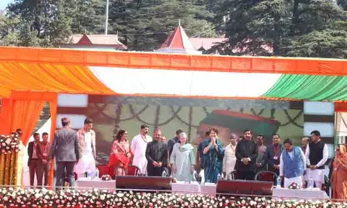 सोनिया गांधी ने Singh में वीरभद्र सिंह की प्रतिमा का अनावरण किया