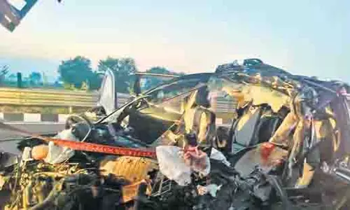 Haryana: सोनीपत में कार के रोड रोलर से टकराने से 4 की मौत Haryana: सोनीपत में कार के रोड रोलर से टकराने से 4 की मौत