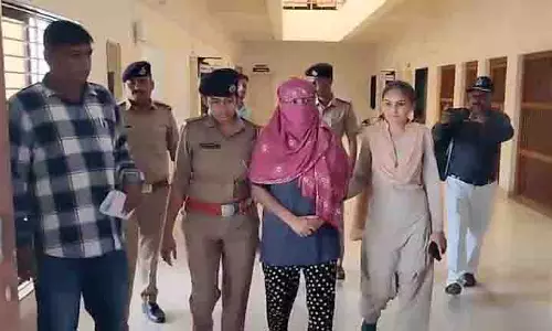 Gujarat में पैसों के विवाद में पत्नी ने पति को आग लगा ली Gujarat में पैसों के विवाद में पत्नी ने पति को आग लगा ली