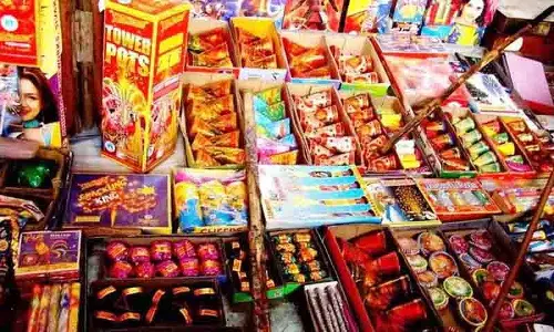 Trimulgherry में 45 लाख रुपये का अवैध पटाखा स्टॉक जब्त Trimulgherry में 45 लाख रुपये का अवैध पटाखा स्टॉक जब्त